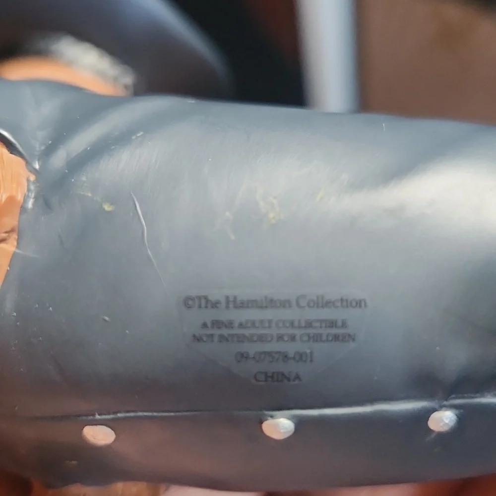 Hamilton Collection "Paw and Order" figure - Picture 4 of 6